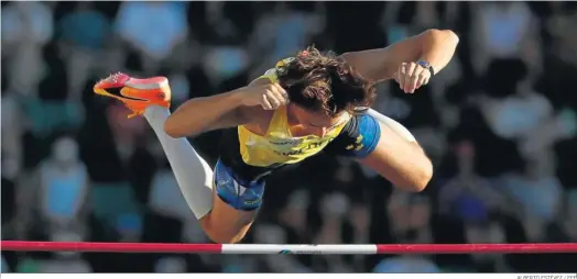  ?? ALBERTO ESTÉVEZ / EFE ?? El atleta sueco Armand Duplantis supera el listón de puesto a 6,21 metros en la final del salto con pértiga establecie­ndo un nuevo récord mundial