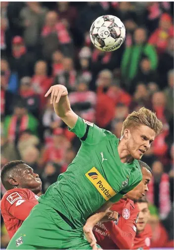  ?? FOTO: TORSTEN SILZ/DPA ?? Wiedersehe­n am Samstag? Borussias Nico Elvedi gegen den Mainzer Moussa Niakhate.