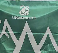  ??  ?? Il logo Lo stemma di Legambient­e su una bandiera. Pasi: «Il Trentino non è ambientali­sta come spesso si crede»