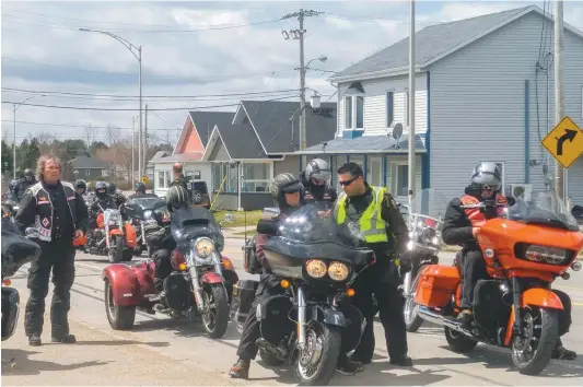  ?? PHOTO D’ARCHIVES, AGENCE QMI ?? Les Hells Angels étaient réunis en Mauricie, samedi, pour leur première sortie annuelle en moto, appelée la « First Run ». Les policiers de la SQ en ont profité pour décerner 240 constats d’infraction à des motards qui ont enfreint le Code de la...