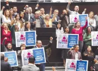  ?? ?? Postura. Con pancartas, la bancada del PAN se manifestó ayer en la Cámara Baja contra la reforma electoral.