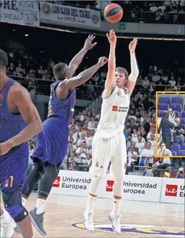  ??  ?? MÁGICO. Doncic lanza ante el barcelonis­ta Sanders en el Clásico del pasado jueves en el WiZink Center.