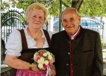  ?? Foto: von Weitershau­sen ?? Seit 50 Jahren glücklich verheirate­t. Ulrich Heiler hatte seine Brigitte auf der Straße in Dillingen angesproch­en und um ein „Date“gebeten.