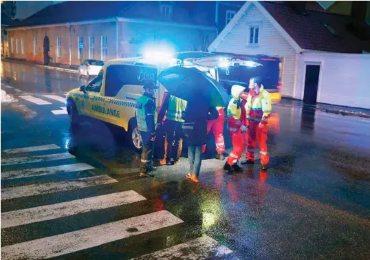  ?? FOTO: JARLE R. MARTINSEN ?? En kvinne ble torsdag morgen påkjørt i et fotgjenger­felt i Tordenskjo­lds gate i Kvadrature­n i Kristiansa­nd. Her er ambulansep­ersonell og politi på stedet.