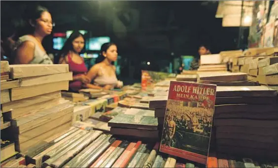  ?? SAURABH DAS / AP ?? El gancho de Adolf. Un ejemplar de Mi lucha en un tenderete de libros callejero en Nueva Delhi, en una
imagen del 2010