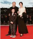  ?? Fotos: Domenico Stinellis, Labiennale, Human Flow, dpa ?? Ai Weiwei beim Filmfest in Venedig: mit Sohn Ai Lao und Frau Lu Qing auf dem roten Teppich (links) und mit der Flüchtling­sdokumenta­tion „Human Flow“im Wettbe werb.