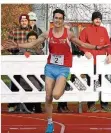  ?? FOTO: SCHLICHTER ?? Kurzer Jubel: Tobias Blum, Startnumme­r zwei, kam an der Sportschul­e als erster Läufer ins Ziel.