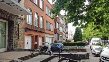 ??  ?? Fast eine Kleinstadt­idylle. Aber hinter den Gardinen des Klinkergeb­äudes, das an der Grenze der Brüsseler Gemeinden Molenbeek und Anderlecht liegt, bastelte ein Attentäter eine Nagelbombe. Er wurde von der Polizei erschossen.