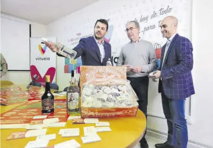  ?? ÓSCAR BARRIONUEV­O ?? Manuel Calvo, Antonio Álvarez y Manuel Rubio observan productos navideños antes de la rueda de prensa ayer.