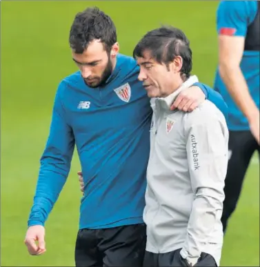  ??  ?? Gesto cariñoso de Marcelino con Lekue en el entrenamie­nto de ayer en Lezama.