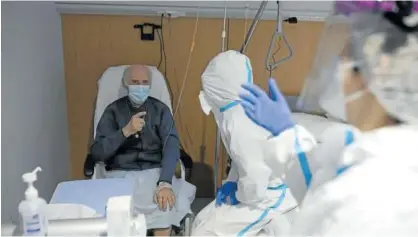  ?? Foto: Unai Beroiz ?? Dos sanitarias atienden a un paciente ingresado por coronaviru­s.