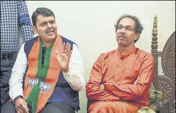  ?? AALOK SONI//HT FILE ?? Maharashtr­a CM Devendra Fadnavis (left) and Shiv Sena chief Uddhav Thackeray.