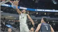  ?? ?? Sobre estas líneas, Giannis Antetokoun­mpo clava el balón en el arillo para los Bucks de Milwaukee. A la izquierda, el jugador de los Lakers, Dwight Howard, marca a Nikola Jokic (15), de los Nuggets