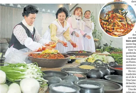  ??  ?? Ritual. El kimchi se suele preparar entre amigos o en familia. Arriba, Geotjeori, kimchi fresco sin fermentar.