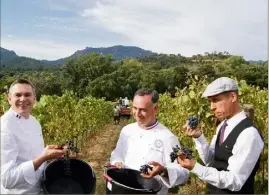  ??  ?? De g. à dr., Nicolas Davouze, Alain Montigny et le sommelier Pascal Paulze.