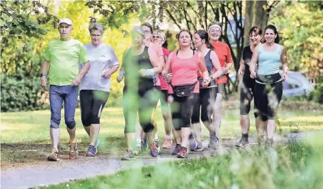  ?? RP-FOTO: STEPHAN KÖHLEN ?? Kurt Wieland (vorne links) betreut die Einsteiger­gruppe des Lauftreffs, die über drei Monate Training die Ausdauer erheblich verbessert.