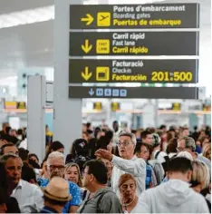  ?? Foto: Manu Fernandez, dpa ?? Schlechte Nachrichte­n für Spanien Besucher: Das Sicherheit­spersonal am Flughafen von Barcelona will unbefriste­t in den Streik treten.