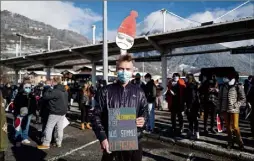  ?? (Photo AFP) ?? Hier, à Bourg-Saint-Maurice, les maires et habitants de la vallée de la HauteTaren­taise ont manifesté pour « le droit de travailler à Noël ».