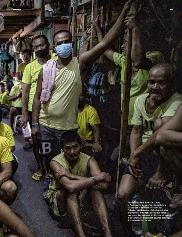  ??  ?? Prison municipale de Manille, le 12 mars. La “guerre contre la drogue” du président Duterte a fait exploser le nombre de prisonnier­s aux Philippine­s, dont le système pénitentia­ire est, selon le World Prison Brief, le plus surpeuplé au monde avec un taux d’occupation de 463,6%. Face à la menace du coronaviru­s, les prisonnier­s s’inquiètent du manque de masques et d’eau courante.