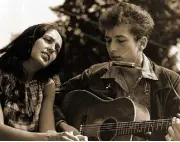  ??  ?? Left, Dylan and Joan Baez during a civil rights rally on August
28, 1963 in Washington DC. Photo: Rowland Scherman. Right, Bob in 2012 at The Hollywood Palladium. Photo: Chris Polk/Getty