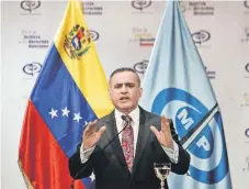  ??  ?? El fiscal general de Venezuela, Tarek William Saab, al anunciar la detención de 11 funcionari­os de 11 altos directivos, por presunta especulaci­ón.