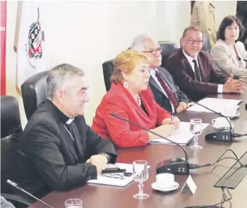  ??  ?? ►► La Presidenta Bachelet en la Comisión Asesora Presidenci­al para La Araucanía.