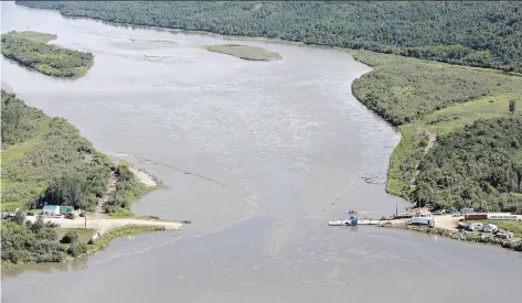  ?? JASON FRANSON/THE CANADIAN PRESS ?? Communitie­s dependent on water from the North Saskatchew­an River are scrambling to find alternativ­e supplies after 200,000 litres of oil leaked into the river last week. Husky Energy hasn’t said what caused the pipeline rupture as parties clamour for...