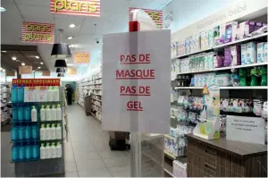  ??  ?? Devant une pharmacie de Quimper, le 10 mars. Si des leçons seront à tirer de la pandémie, l’heure est plutôt à la lutte. (© Aygul Bulte/shuttersto­ck)