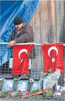  ?? FOTO: AFP ?? Ein Zeichen der Trauer um die Opfer des Terroransc­hlags in der Silvestern­acht: Blumen und türkische Fahnen vor dem Club „Reina“.