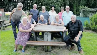  ??  ?? La belle équipe de jardiniers des Saligues