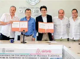  ??  ?? PACTO. Miembros de Airbnb y representa­ntes del gobierno de Guerrero, ayer.