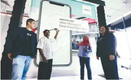  ??  ?? From left: Wong, Uber drivers Jayaseelan Subramania­m and Basyirah Zakaria with Uber Malaysia general manager expansion, Karina Ali Noor at the launch of its new Greenlight Hub at Axis Business Campus, Petaling Jaya yesterday.