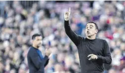  ?? Jordi Cotrina ?? Xavi da instruccio­nes, con Míchel, técnico gerundense, al fondo.