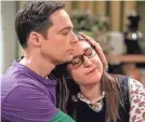  ?? WARNER BROS. ?? “Big Bang” co-stars Jim Parsons and Mayim Bialik reunite as producers of “Call Me Kat.”