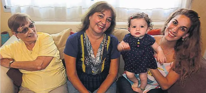  ?? (NICOLÁS BRAVO) ?? Generacion­es. Blanca, de 84 años; Alejandra, de 58; Guillermin­a, de 10 meses, y su mamá, Belén, de 32, la línea materna de una familia testigo de los cambios sociales.