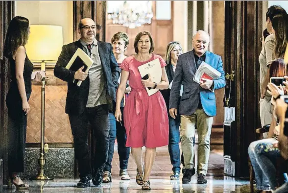  ?? DAVID AIROB ?? La presidenta del Parlament, Carme Forcadell, con otros miembro de la Mesa, antes de la primera reunión tras el parón estival