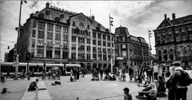  ??  ?? Toeristen op de Dam in Amsterdam. (Foto: De Telegraaf)