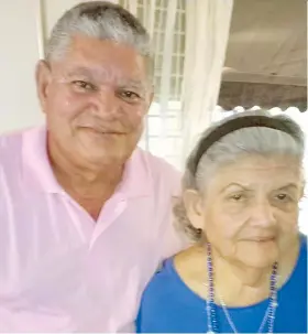  ??  ?? Pedro Juan Texidor junto a su madre, Aida Concepción Díaz a quien perdió por un conductor que la impactó mortalment­e y se fue a la fuga.