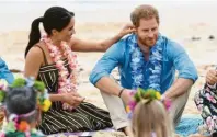  ?? Foto: Dan Himbrechts/AAP/tmn ?? Blumenkett­en um den Hals: Prinz Harry und seine Frau Meghan besuchten Bondi Beach am 19. Oktober 2018.