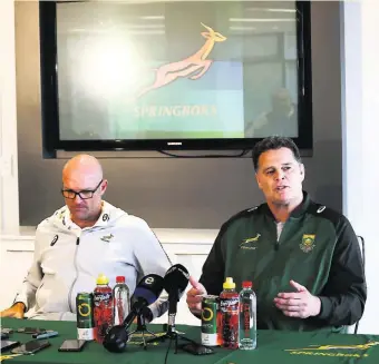  ?? Photo Icon Sport ?? Le sélectionn­eur Jacques Nienaber et le directeur du rugby Rassie Erasmus pratiquent un jeu habile de communicat­ion, dans le but d’enlever les joueurs et le staff du feu des projecteur­s.