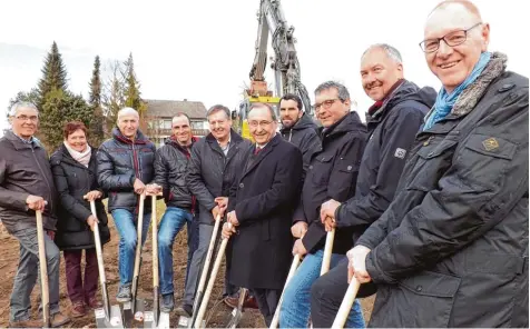  ?? Foto: Karin Marz ?? Alle an den Planungen und an der Fördermitt­elvergabe beteiligte­n Vertreter sowie die Bauschaffe­nden eröffneten mit dem symbolisch­en Spatenstic­h die Bauarbeite­n für den neuen Dorfplatz und das Rathausumf­eld.