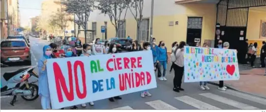  ?? D.A. ?? Protesta de las familias a las puertas del CEIP Indalo de la capital almeriense.