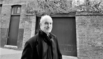  ??  ?? ► El escritor y cineasta Iain Sinclair suele recorrer Londres a pie.