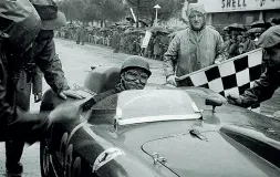  ??  ?? Sulla Ferrari Eugenio Castellott­i vincitore della Mille Miglia del 1956