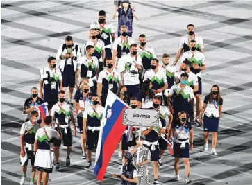  ?? Foto Martin Bureau/AFP ?? Na olimpijski­h igrah je 54 slovenskih športnikov. Slovensko zastavo sta na odprtju nosila Bojan Tokić in Eva Terčelj, sicer pa se je skupaj z njima predstavil­o le 21 slovenskih olimpijcev.