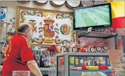  ??  ?? BAR. Los españoles tienen clara la mejor opción para ver el Mundial.