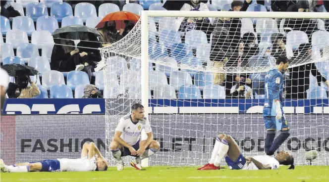  ?? ÁNGEL DE CASTRO ?? Nieto, Álvaro, Jair y Cristian, desolados, tras recibir el gol del Mirandés en el minuto 95 en el partido disputado el pasado domingo en La Romareda.