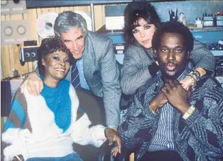  ?? Ebet Roberts Redferns ?? SAGER with Dionne Warwick, left, Burt Bacharach and Luther Vandross at a studio in 1984.