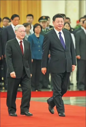  ?? WU ZHIYI / CHINA DAILY ?? President Xi Jinping welcomes Vietnam’s ruling party chief Nguyen Phu Trong at the Great Hall of the People in Beijing on Thursday.