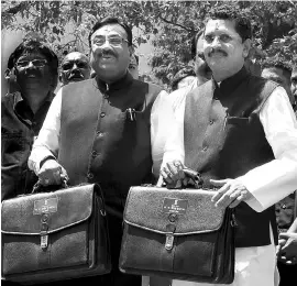  ?? PHOTO: SURYAKANT NIWATE ?? Finance Minister Sudhir Mungantiwa­r (left) and MoS Finance Deepak Kesarkar on their way to present Maharashtr­a Budget in Mumbai on Saturday